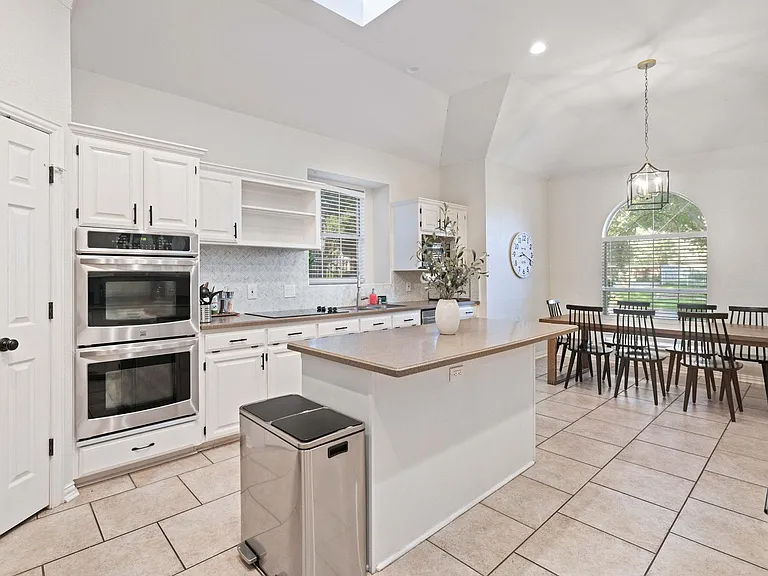 7701 Ridgeway Ct — Photo 10