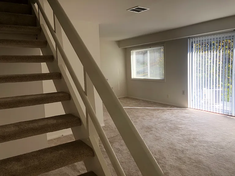Round Hill Apartments of Chevy Chase — Photo 17