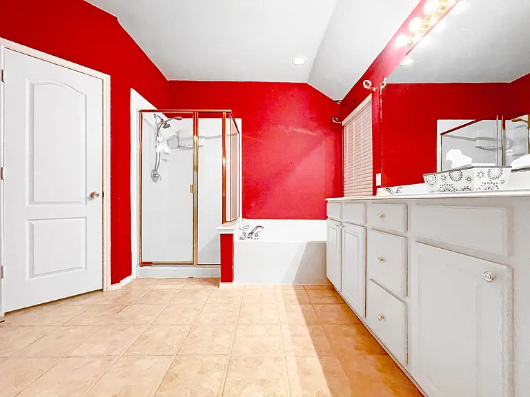 Primary Bathroom Ensuite, Separate Shower, Separate Tub, Dual Sink Vanity, and Walk-in Closet