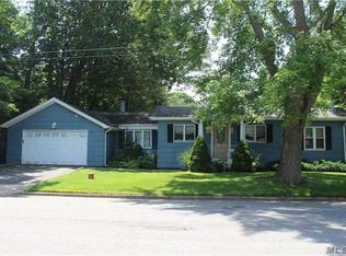 27 Chicory Ln, Huntington, NY 11743