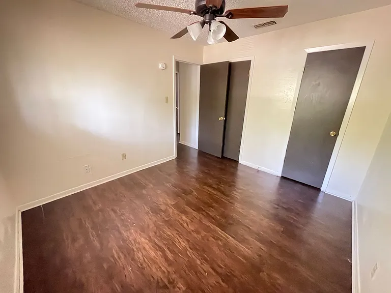 425 W Ave C — Photo 36
