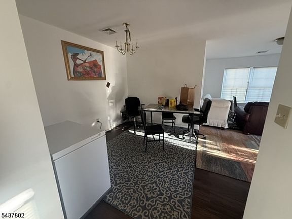 4th image of 586 15Th Ave