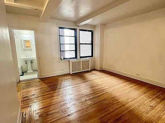 4th image of 457 W 57th St #907
