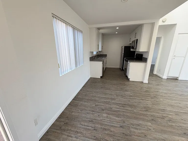 Midvale Los Angeles Apartments LLC — Photo 10