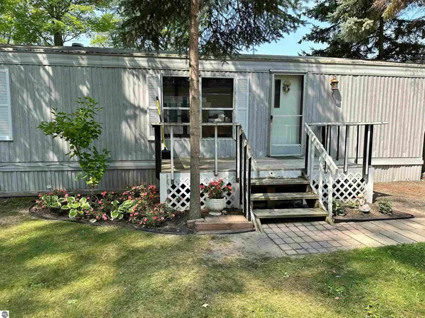 610 Shadywood St, Elk Rapids, MI 49629
