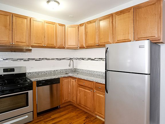 2nd image of 7456 N Greenview Ave #C2