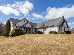 W126N6087 Parkway Dr, Menomonee Falls, WI 53051