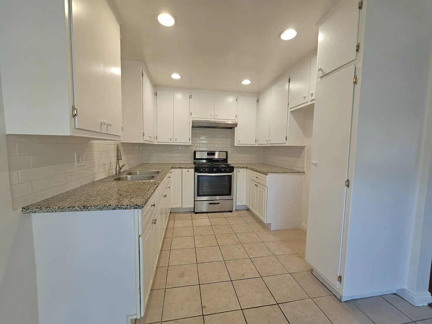 2 bed, 900 sqft, $1,995 — Photo 3