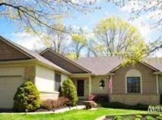 136 Pleasant Manor Dr, Waterford, MI 48327