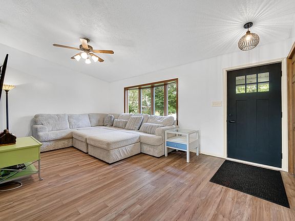 4th image of 585 Lake Park Dr