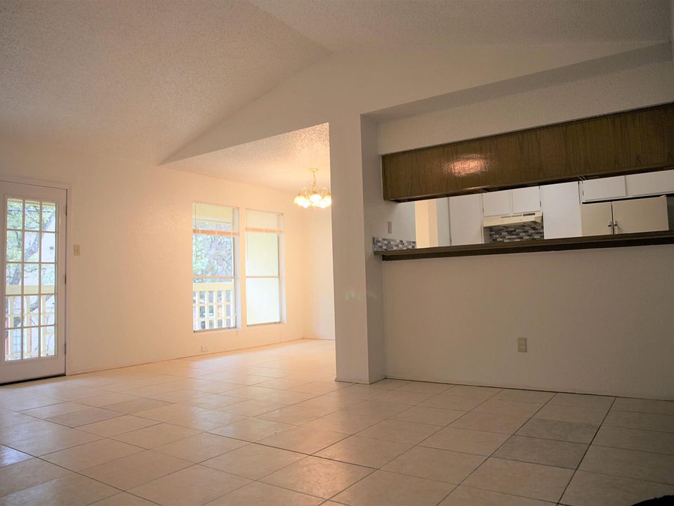 Living room connect to dinning to balcony