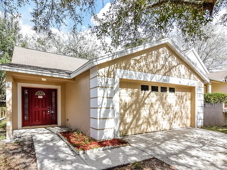 725 Cape Cod Cir — Photo 1