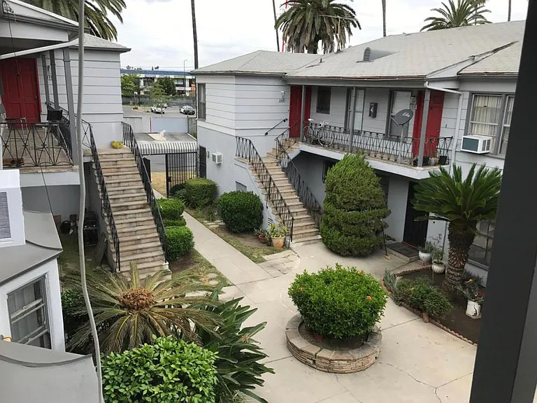 1152 Menlo Ave #1/2 — Photo 17