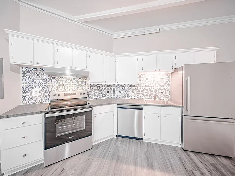 Victorian Village Apartments — Photo 25