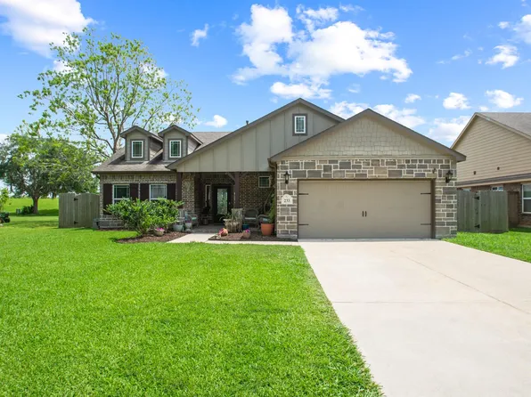 233 Twin Lakes Blvd W, West Columbia, TX 77486