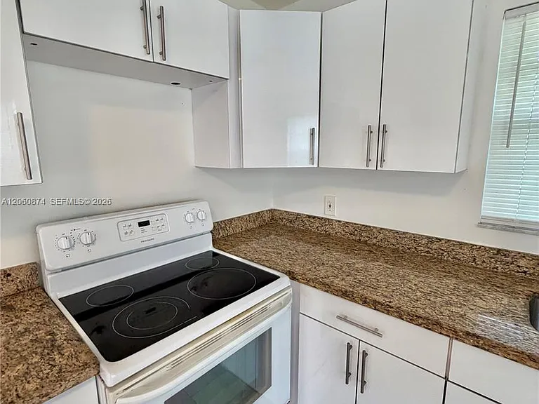 4073 SW 52nd St #1-2 — Photo 3