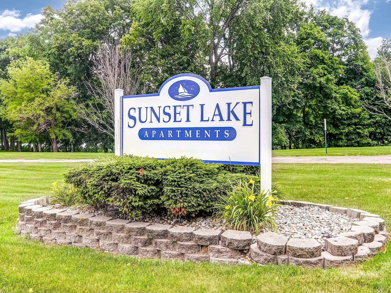 Sunset Lake Apartments — Photo 1