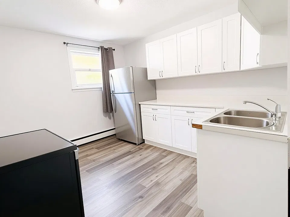 537 Confederation St #4