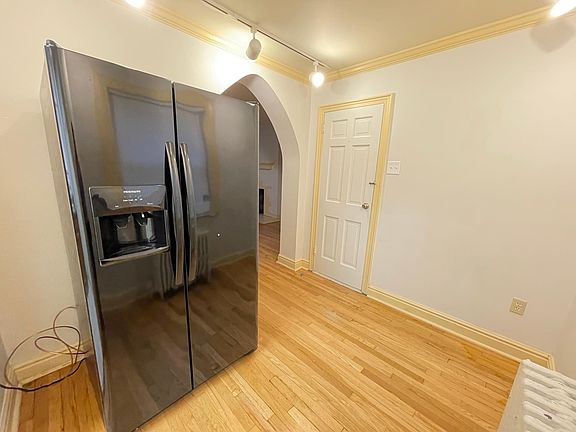 5th image of 3886-3888 Beechwood Blvd