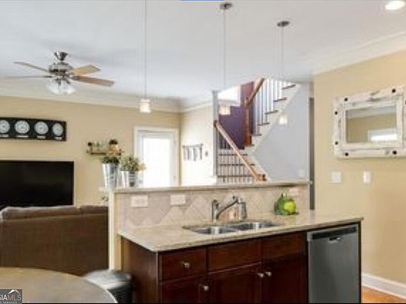 4th image of 658 Irwin St NE #15