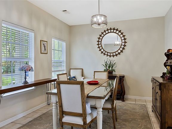 3rd image of 18 Cranberry Ln