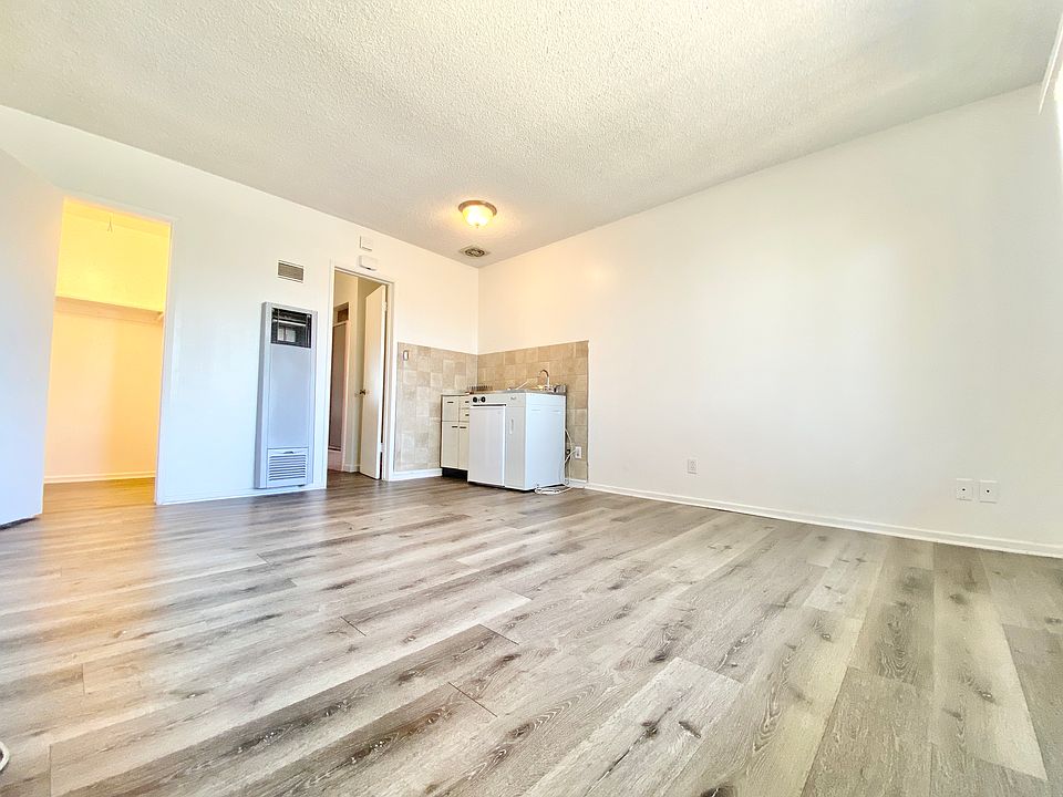 1st image of 118 W Buckthorn St #6