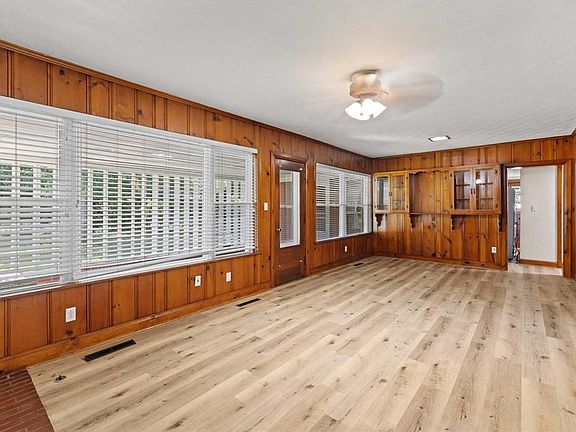 4th image of 3841 Hillcrest Dr