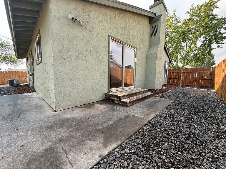 2703 W Texas St — Photo 30