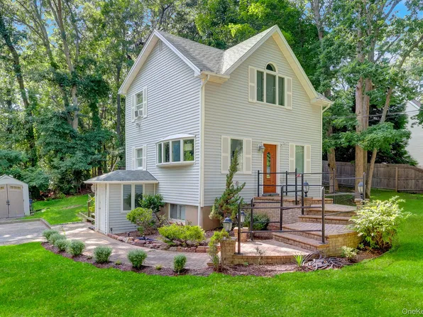 14 Neponsit Road, Sound Beach, NY 11789