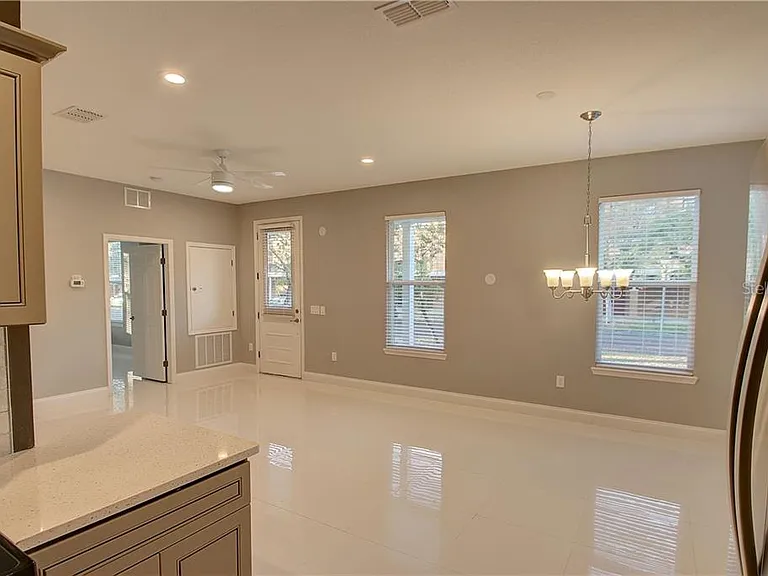800 E Jefferson St — Photo 6