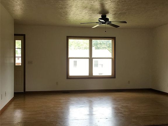 3rd image of 604 Balsam St