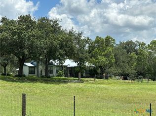 725 Post Oak Rd, Goliad, TX 77963