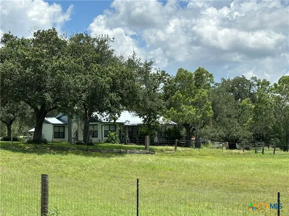 725 Post Oak Rd, Goliad, TX 77963