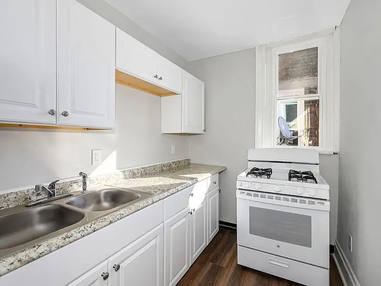 2335 May St #3R — Photo 3