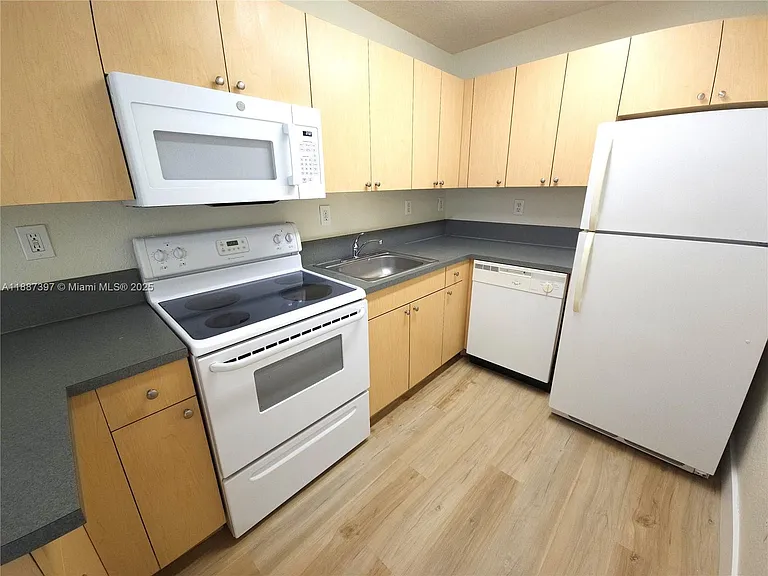 437 SW 7th St #201 — Photo 7