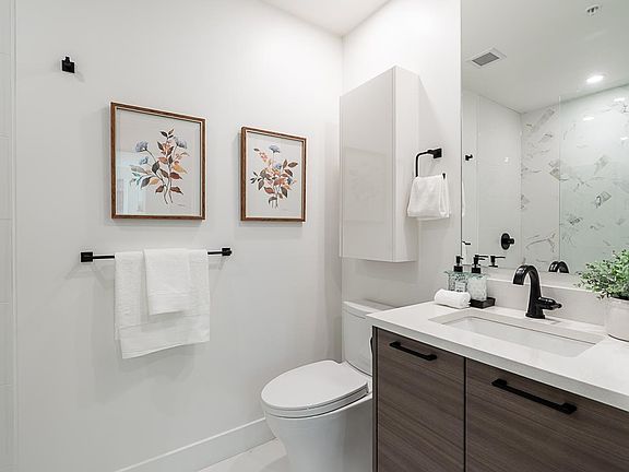 5th image of 422 Lakewood Dr #202