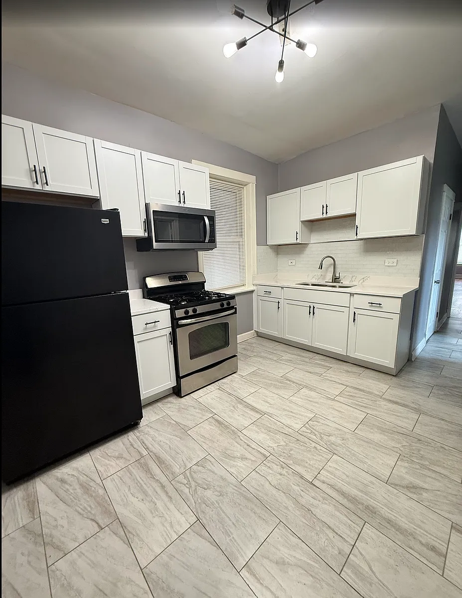 Building Photo - 7031 S Laflin St #1