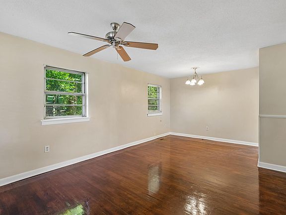 5th image of 1128 Robert E Lee St