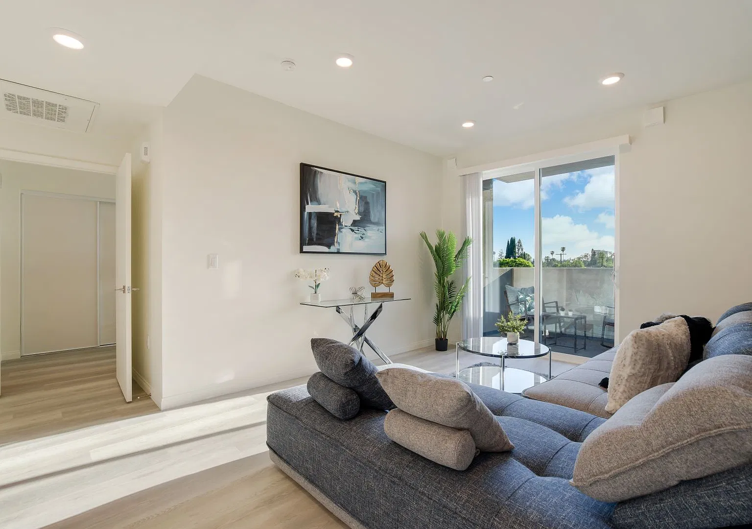 V on Victory Apartments — Photo 2