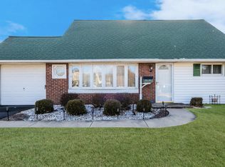 61 Quail Rd, Levittown, PA 19057