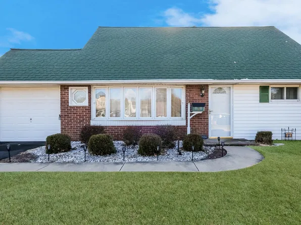 61 Quail Rd, Levittown, PA 19057