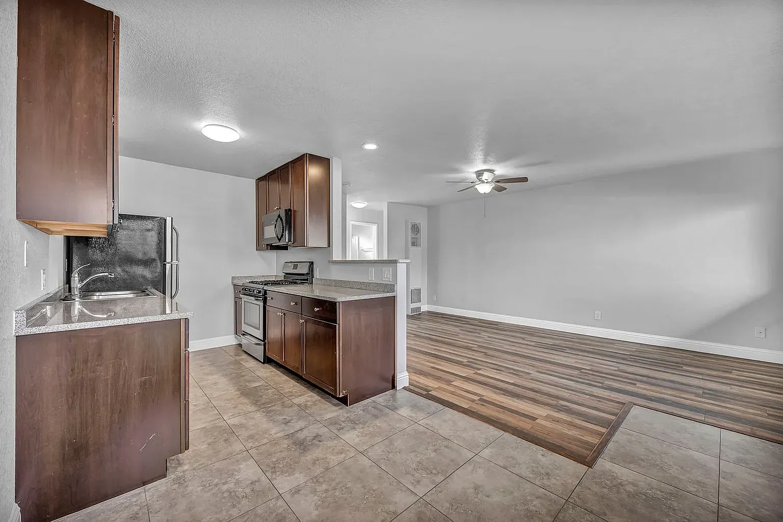 Carlin Apartments — Photo 4
