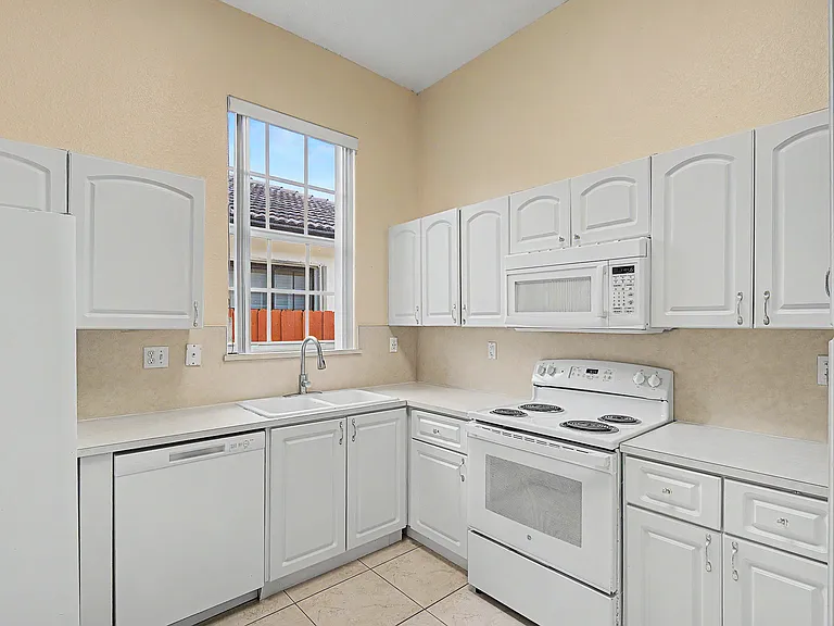 15339 SW 32nd Ter — Photo 11