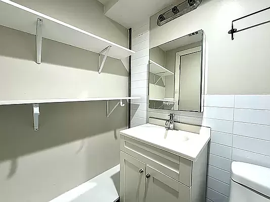243 Harman St #1R — Photo 7