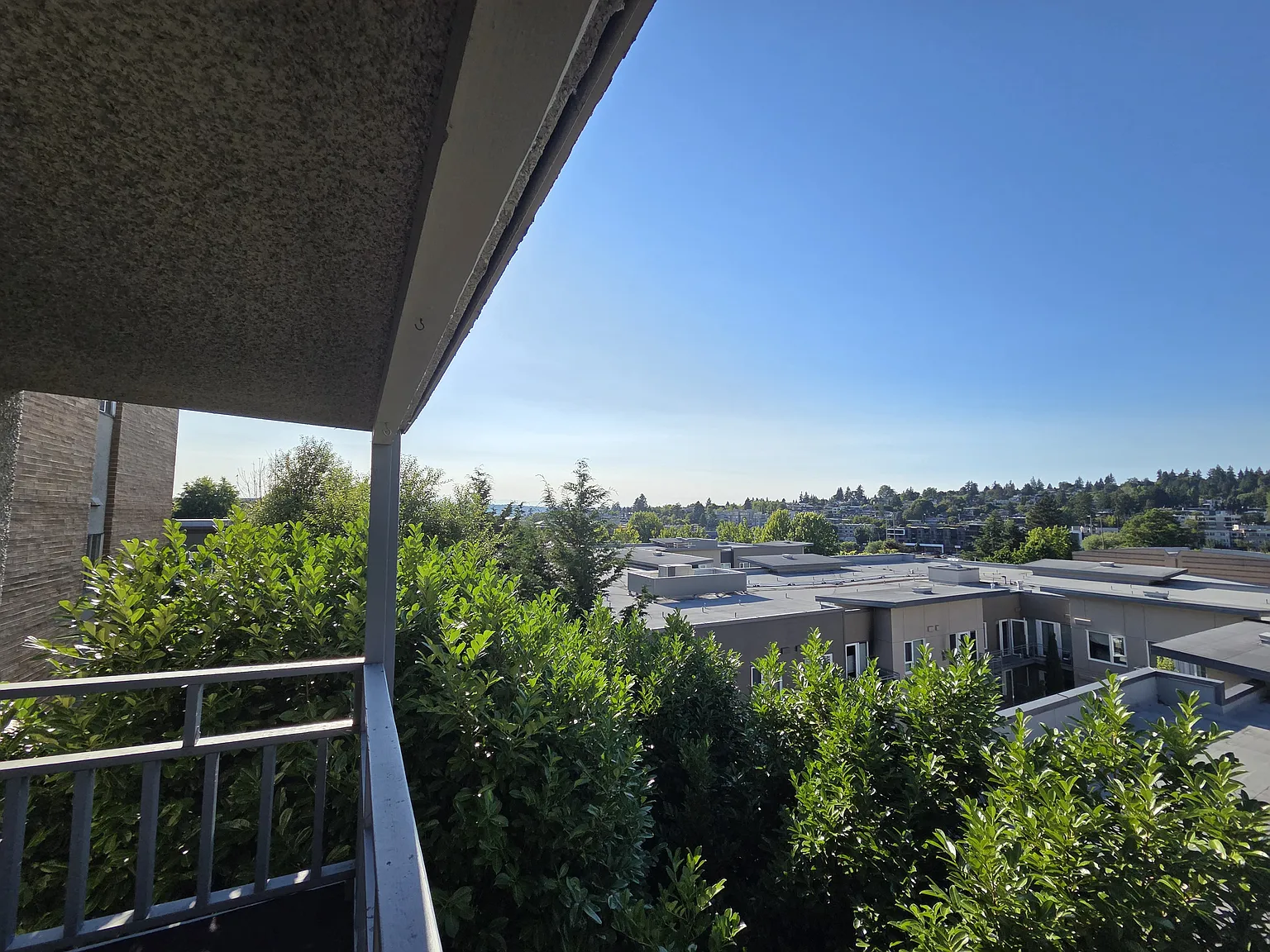 Mont Clare Apartments — Photo 3
