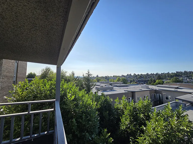 Mont Clare Apartments — Photo 3