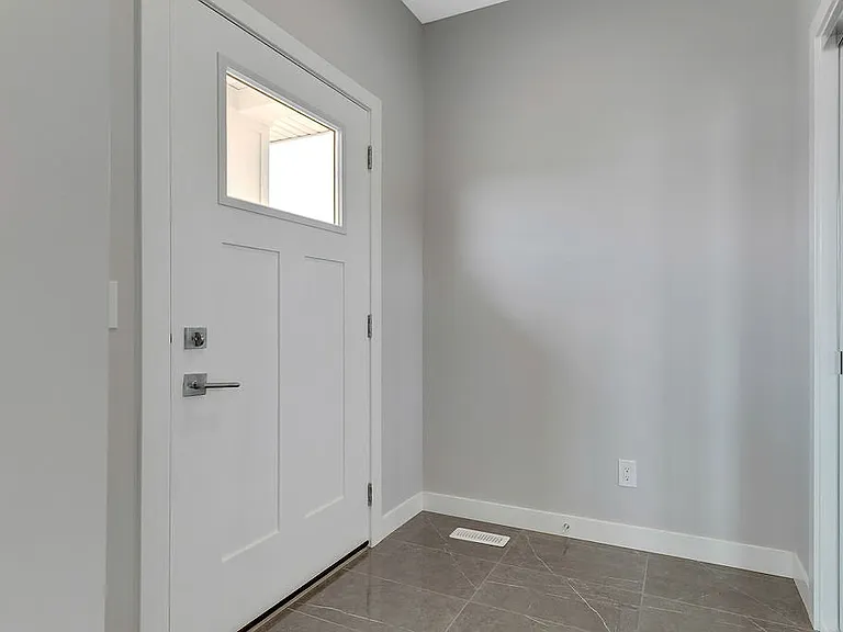 146 Creekside Dr SW #UPPER — Photo 3