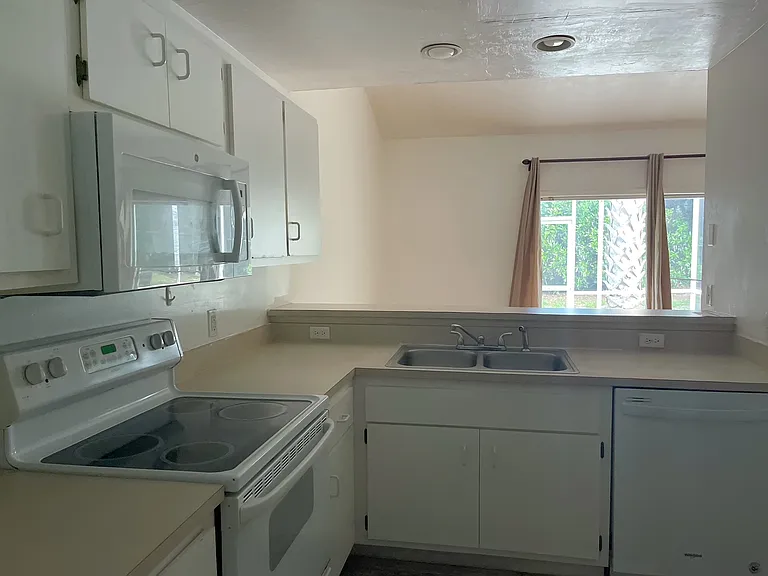 4700 SW Archer Rd #D-30 — Photo 9