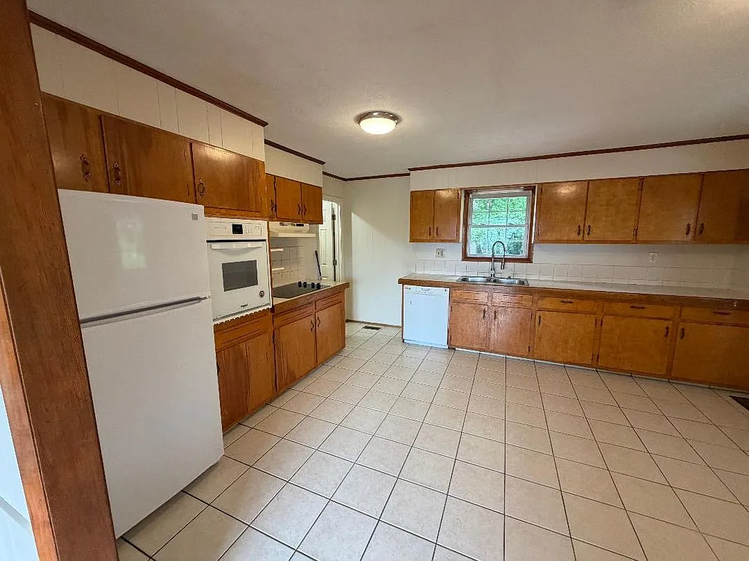 3 bed, 1.0 bath, 1080 sqft, $1,750 — Photo 3