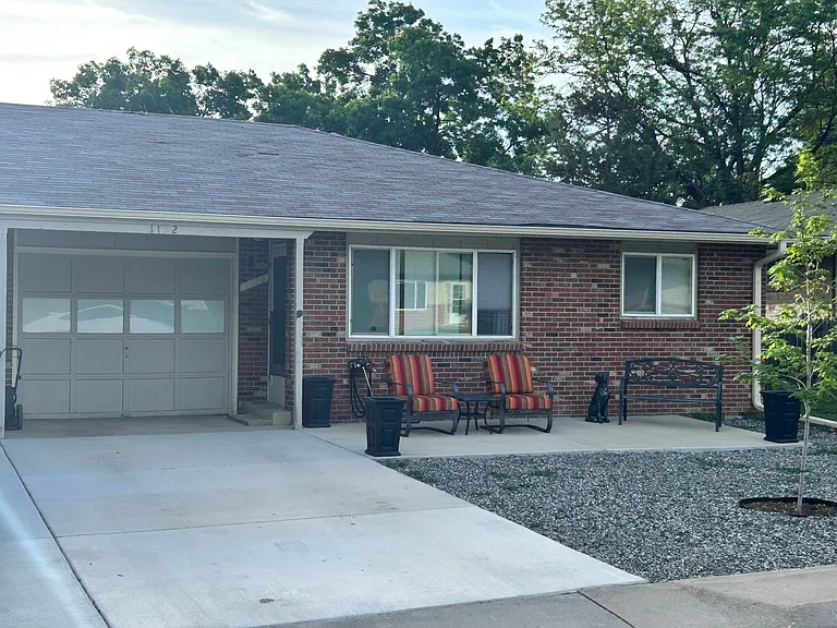 1122 Cypress Dr — Photo 4